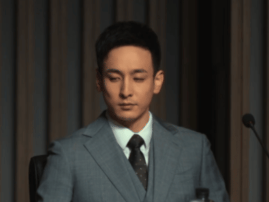 人之初暗黑豪门群像 慈善假面下的阴谋暗涌，金权堡垒中的人性博弈，站在一起就是半部