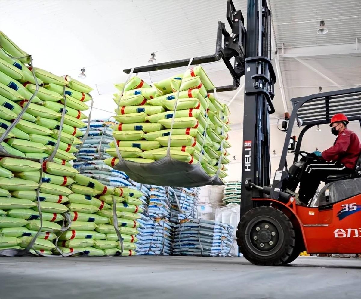 2026年4月，印度天价进口尿素的消息引发全球关注，这笔250万吨的订单，不仅创