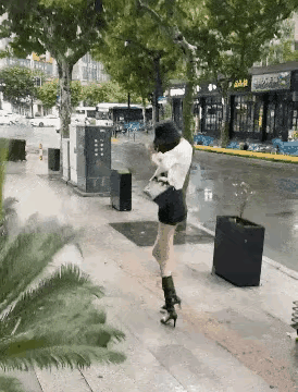 小姐姐太瘦了多吃点呀，不然都要被大风吹走了