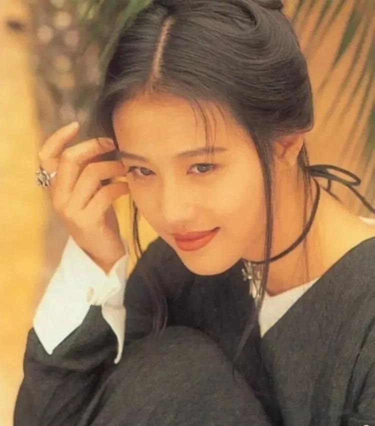她温柔甜美，她清丽优雅，她单纯中透露着一丝邪恶，她性感而不失冷酷，她风情万千妖娆