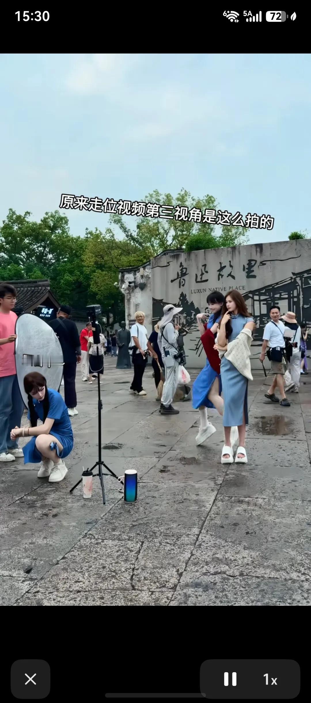 怎么说，看着墙壁上的四个大字，再看到墙壁前面三个穿着旗袍女学生装的姑娘们搔首弄姿