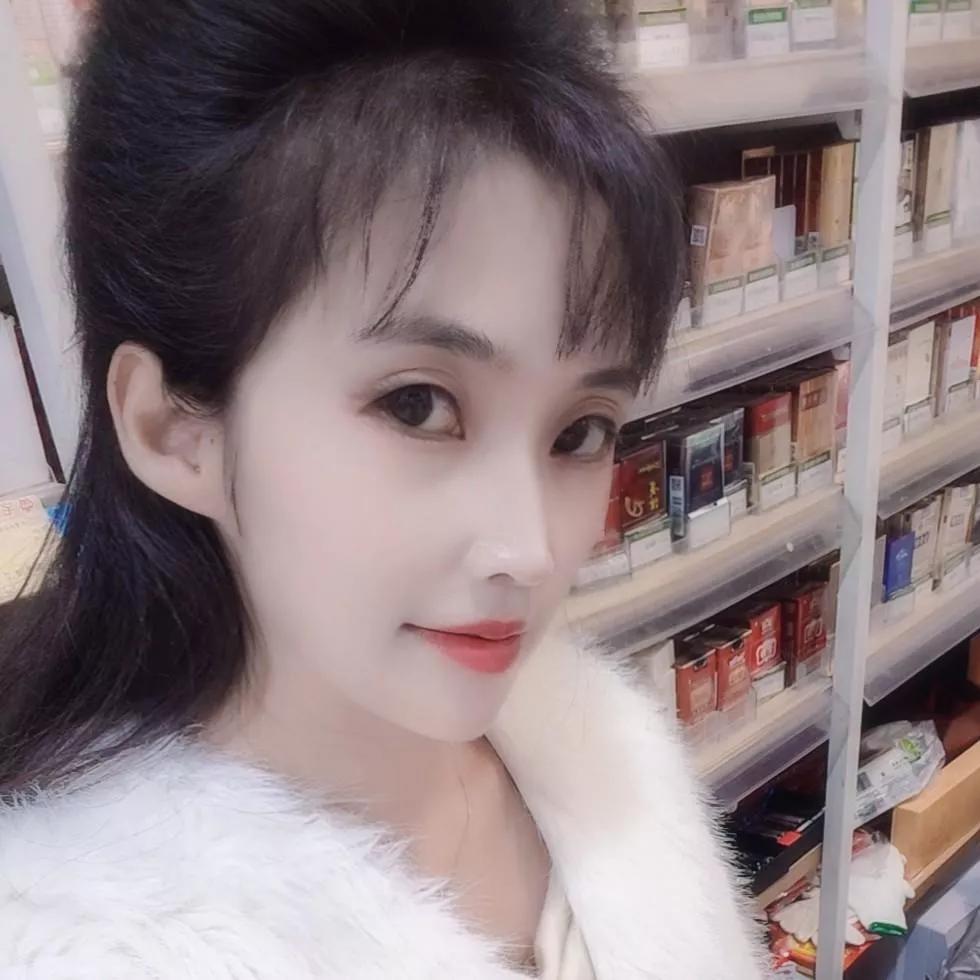 镜中人影，雪白如羽。粉裳花影照 白衣花影 镜中娇影 蝶影红妆照 轻纱雾影照 浅纱