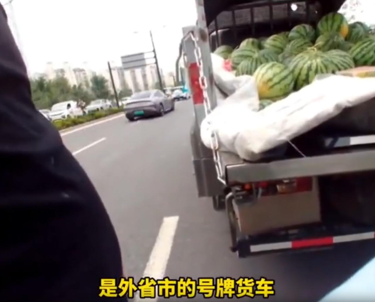 这个交警火了！上海，一位河南瓜农不熟悉外地车辆规则被交警拦住，按规矩交警要罚款，