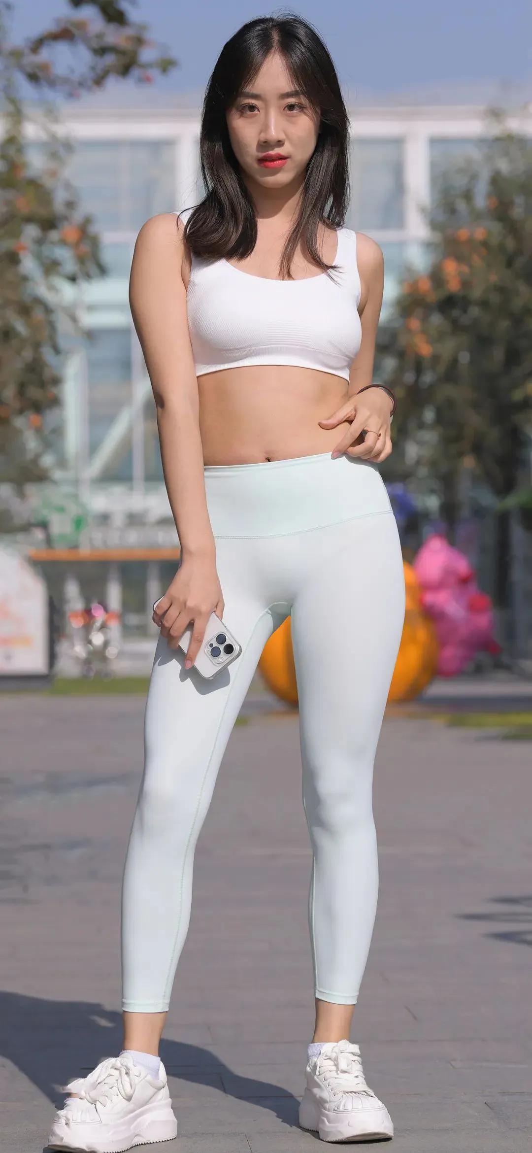 今日穿搭|小露蛮腰，恰到好处地展现出女性的柔美与性感。气质美女穿搭分享！分享美丽