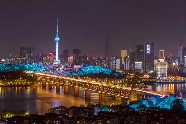 2025武汉年度报告：这10个瞬间，让千万武汉人破防了!

3️⃣过江新选择：“