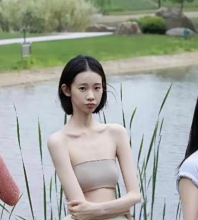 第一次对张艺凡臂展长有了实感，这就是腕线过裆了吧 