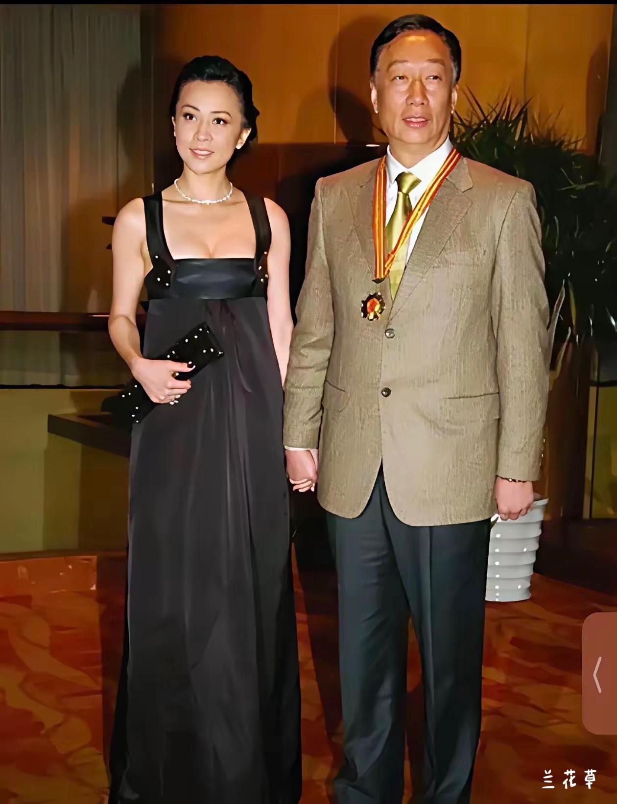 左边是刘嘉玲（香港女演员），右边是郭台铭（富士康创始人）。
两人当时一起出席慈善