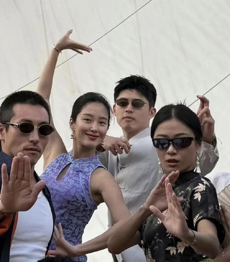 杨采钰长得很漂亮，但是她总是流露出来的老式美女的感觉，谁懂比如这张图里她的动作总