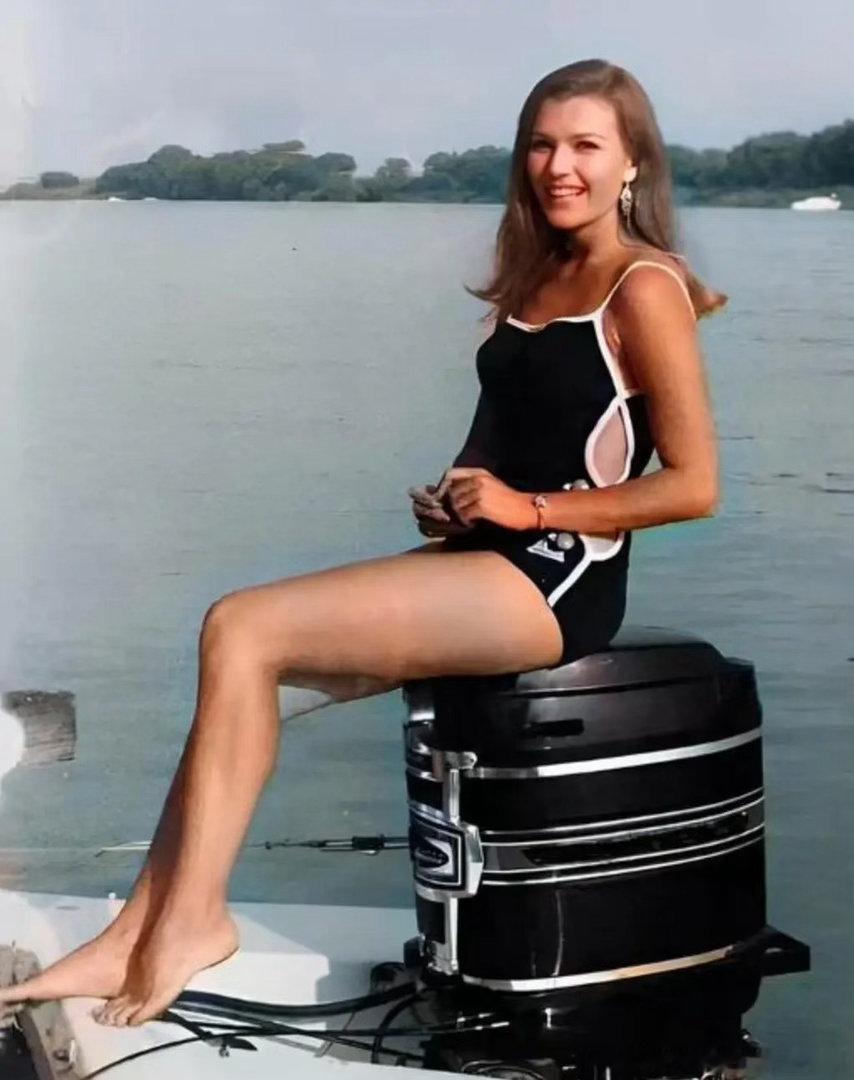 这是马斯克妈妈 Maye Musk，20 岁时的照片，当时她已是一名模特，并在 