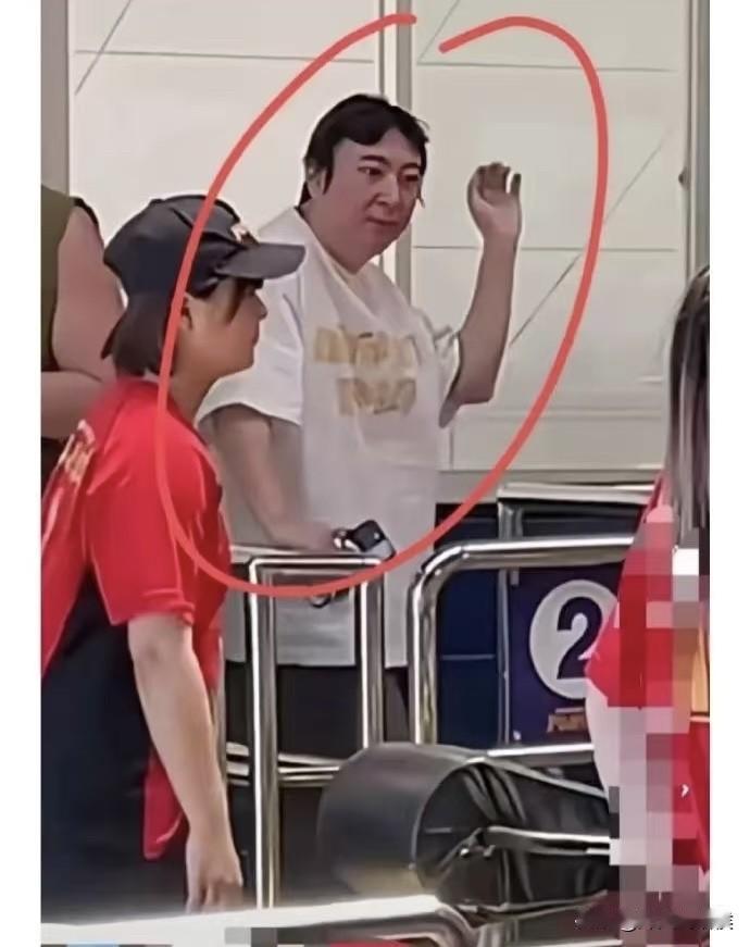 日本的伙食看来不错，王公子怎么胖成这样了……