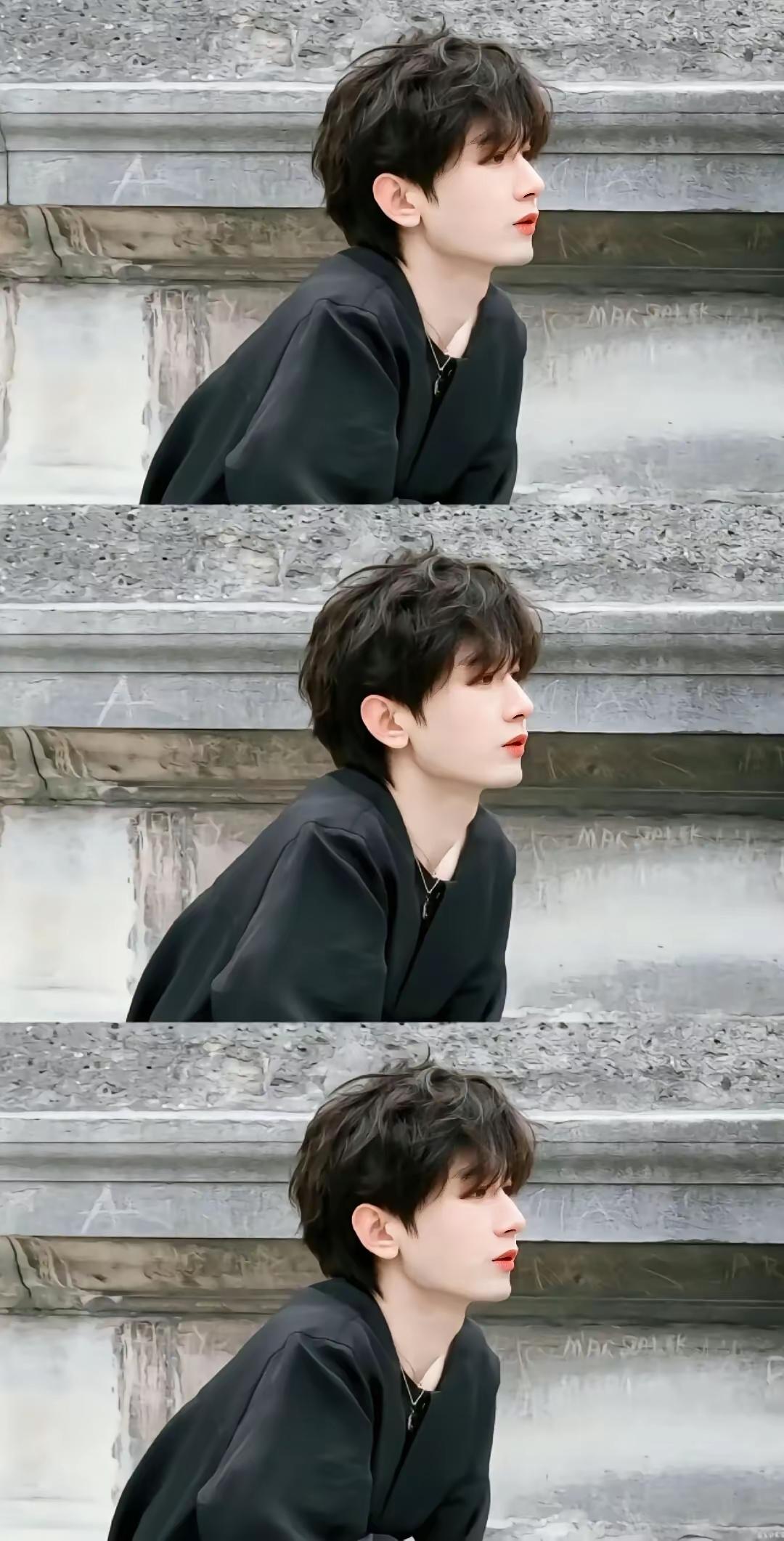 傅诗淇
笑起来如阳光般温暖
我有个同事是他的迷妹
她说
要是傅诗淇能和她对视一秒