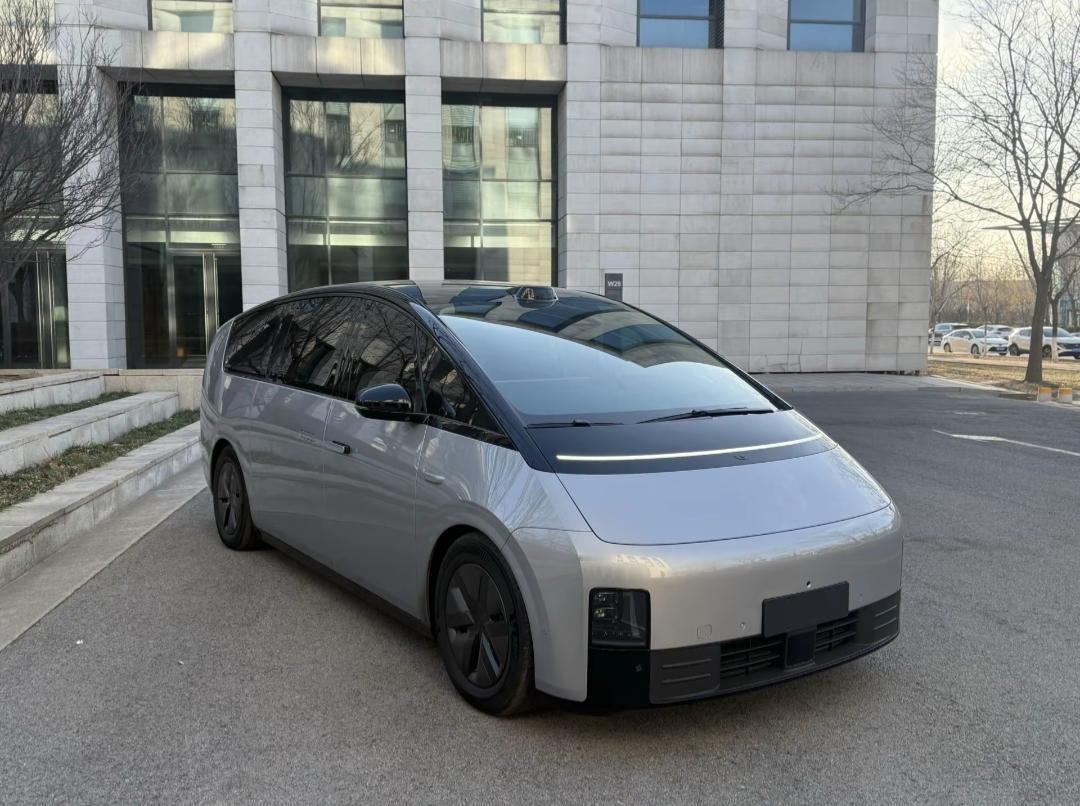 理想MEGA是理想现在卖的最贵的车型，纯电MPV追求极致的大空间，高配置和舒适性