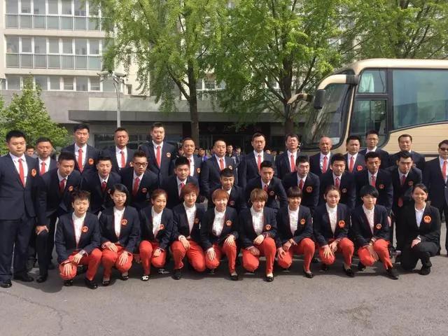 2015年国乒全队出征苏州世乒赛时面貌一新佩戴国徽的大合照：

最后一排认出了秦