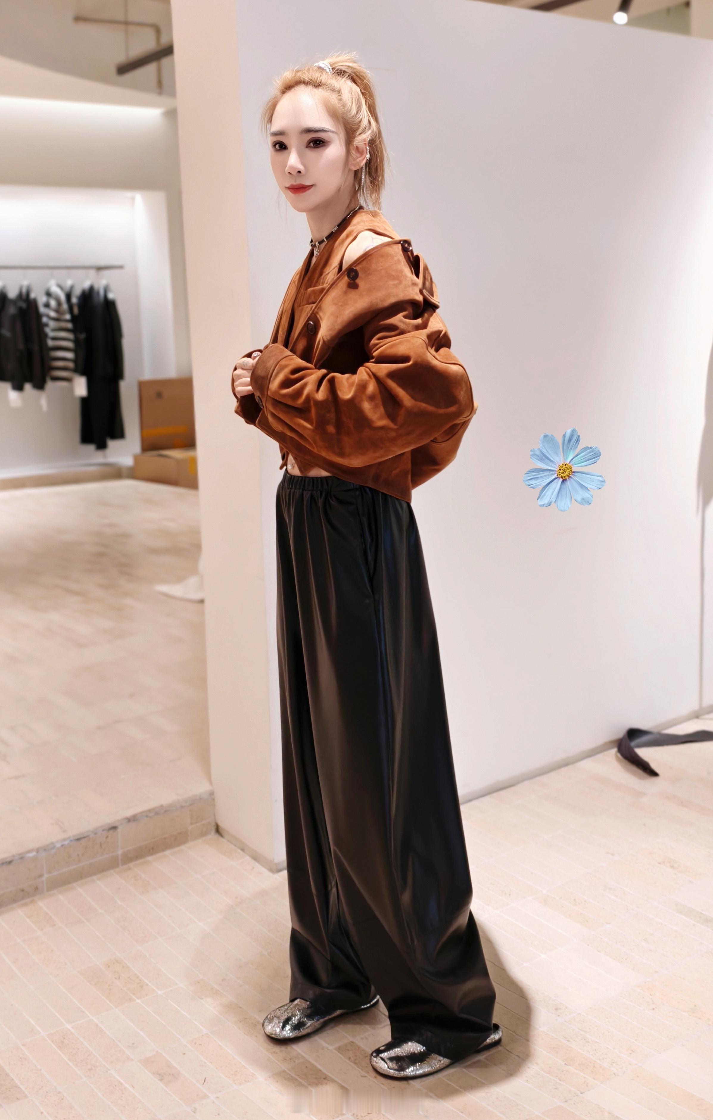 深秋初冬的皮衣搭配棕色和黑色的皮衣是秋冬主打色，款式的变化可以增加不同的穿衣风格