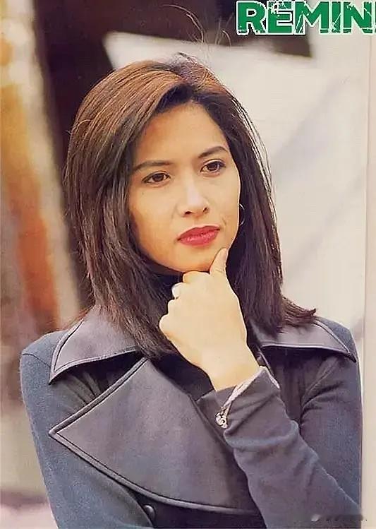 🎆邵美琪女神👇
红唇似火，眼神却淡。
她的美，从不是讨好谁的温柔。
是带着距