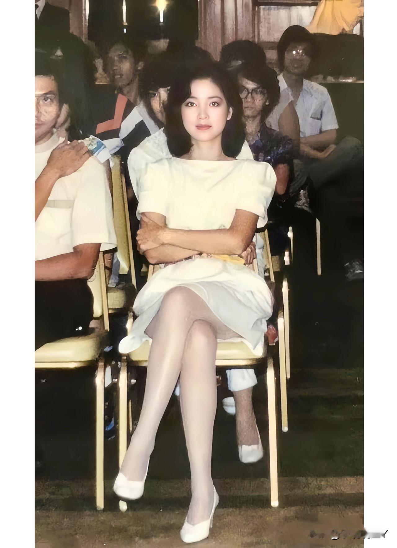 这张照片展现出了邓丽君1981年在香港参加活动时的情景，此时的邓丽君二十八岁，气