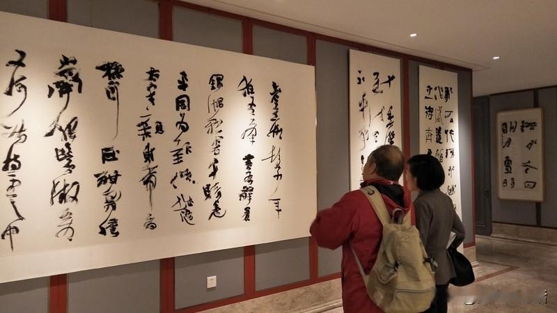 案头的砚台盛着半池星光，研墨的动作慢成了岁月的仪式。当最后一笔落下，纸上的字突然