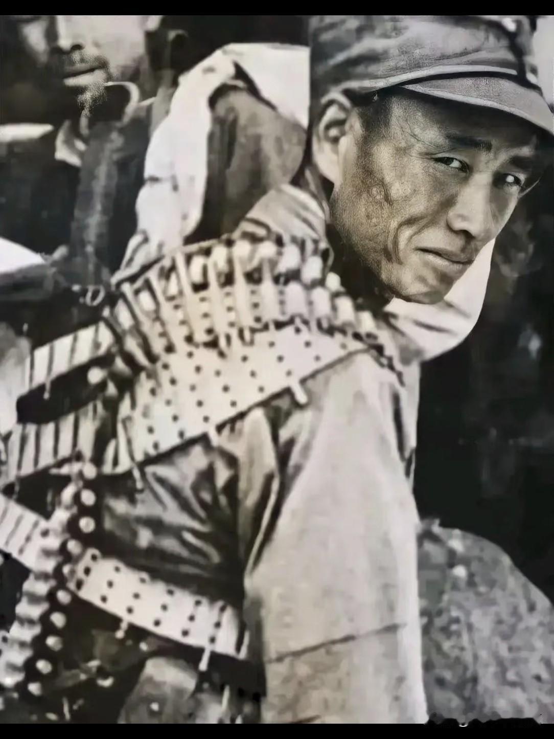 这是一张记录淞沪会战时期中国战士的历史照片。
 
- 人物特征：战士身着军装，头