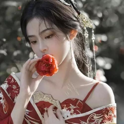 古装美人轻嗅红玫瑰，韵味十足！玫瑰红装美女 古典玫瑰美人 凤冠红裙 玫瑰美人照 