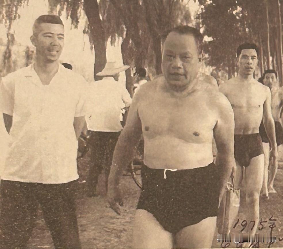 1975年，李夫克参加军政大学游泳活动的老照片。他从战争年代起就坚持洗冷水澡，坚
