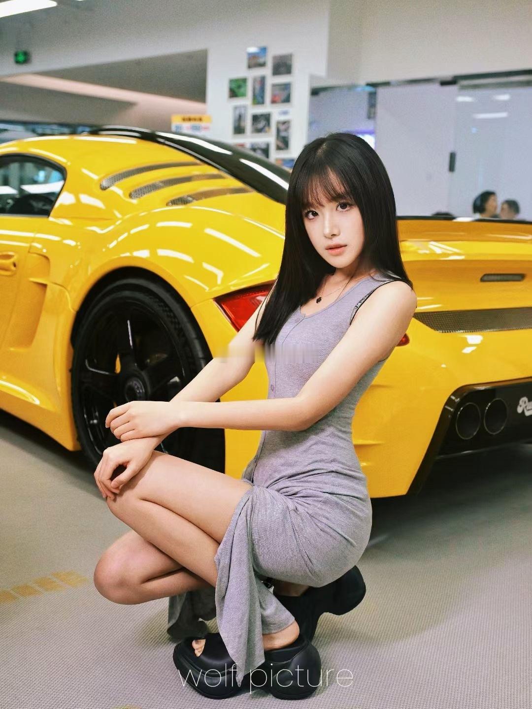 来燃油巴适打卡的小姐姐👏摆pose，但不与车接触…点赞👍梦想家ALI  ​​