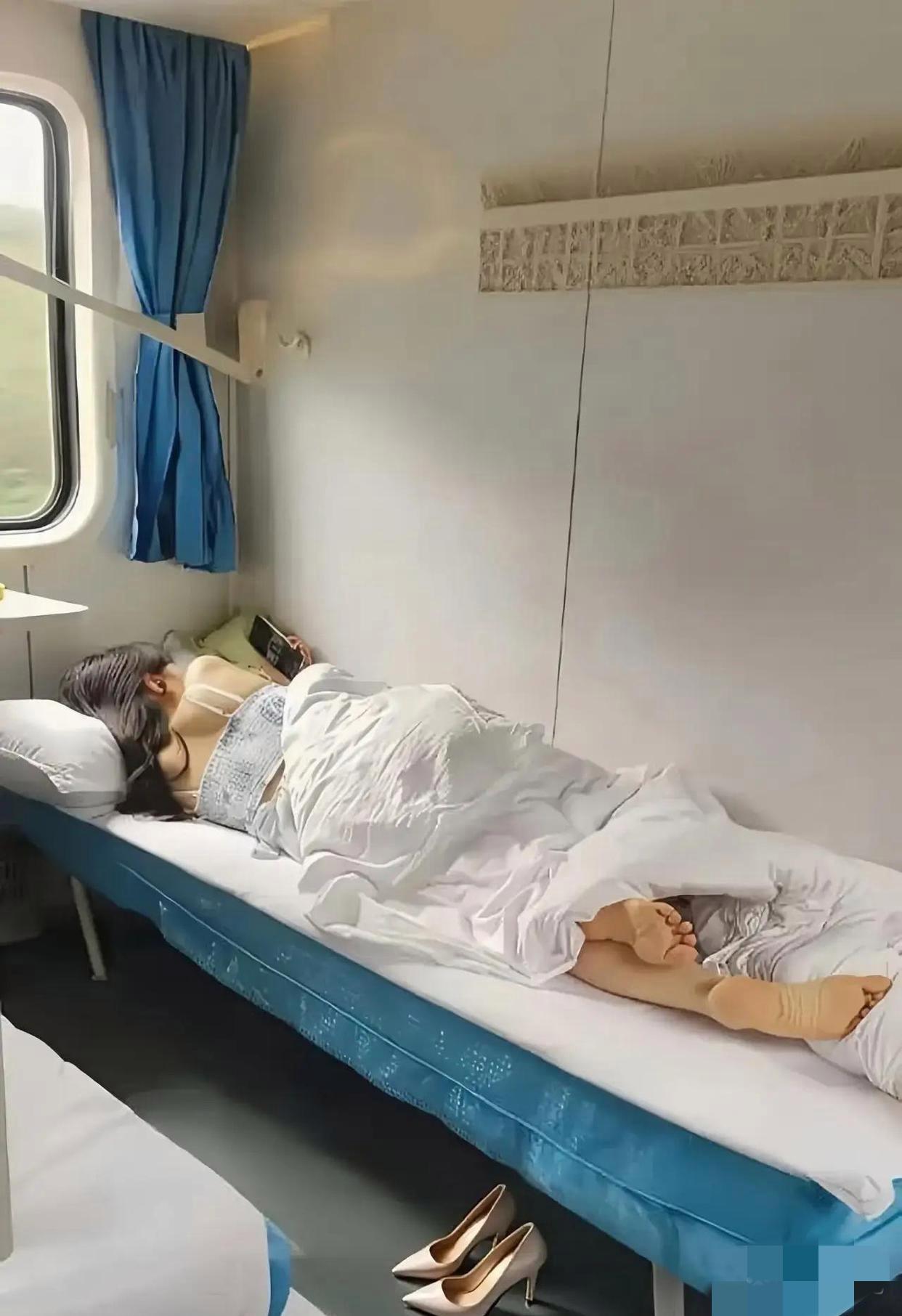 卧铺‌‏‌火车真⁠‎‍没‍让我失⁠‎望，﻿地上那双‍‍⁠高跟‏‎‍鞋也太好看了。