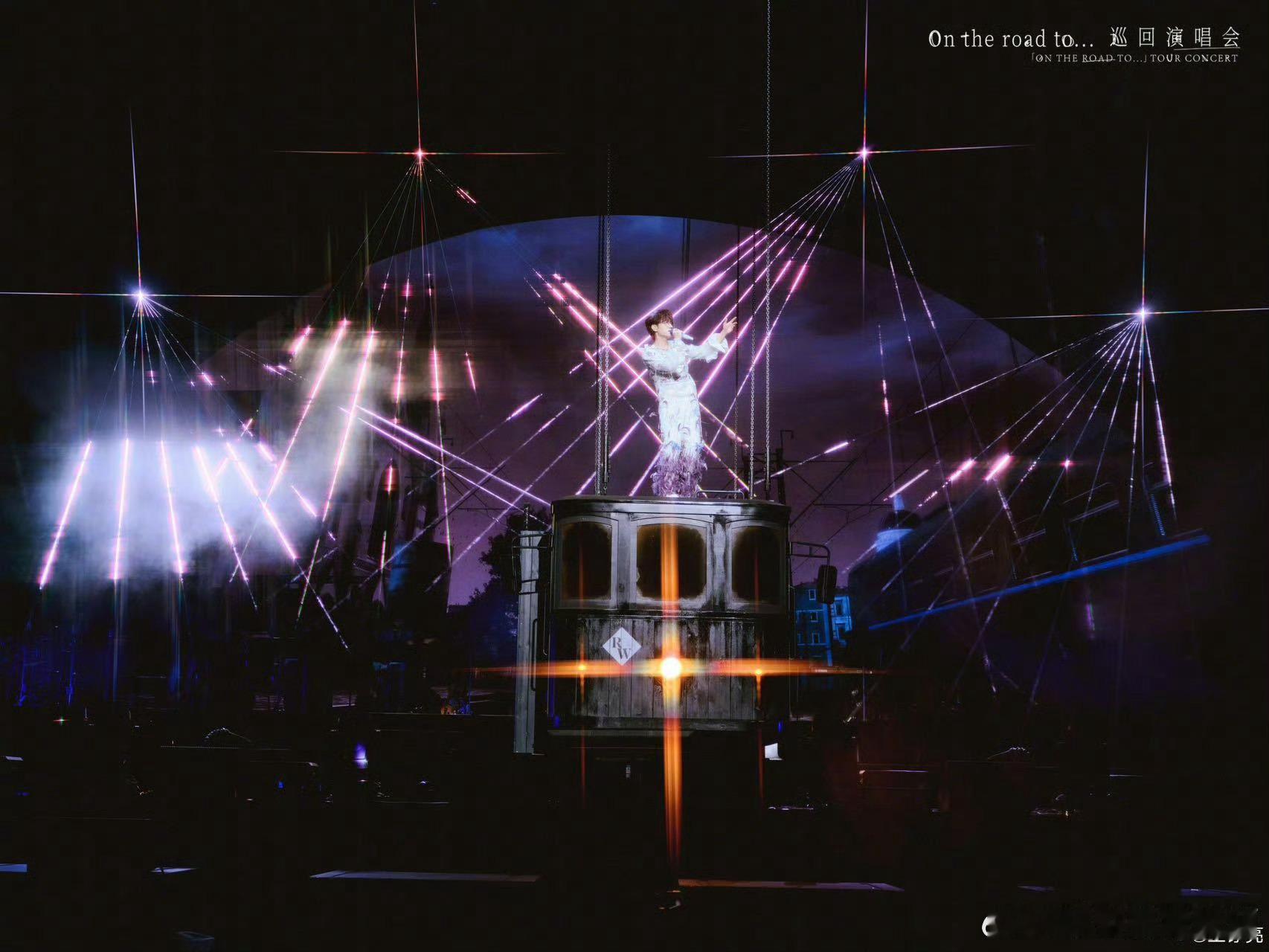 王铮亮唱得念头通达 亮哥这波操作太圈粉！手写热搜词超有梗，跨晚携三个舞台来袭，《