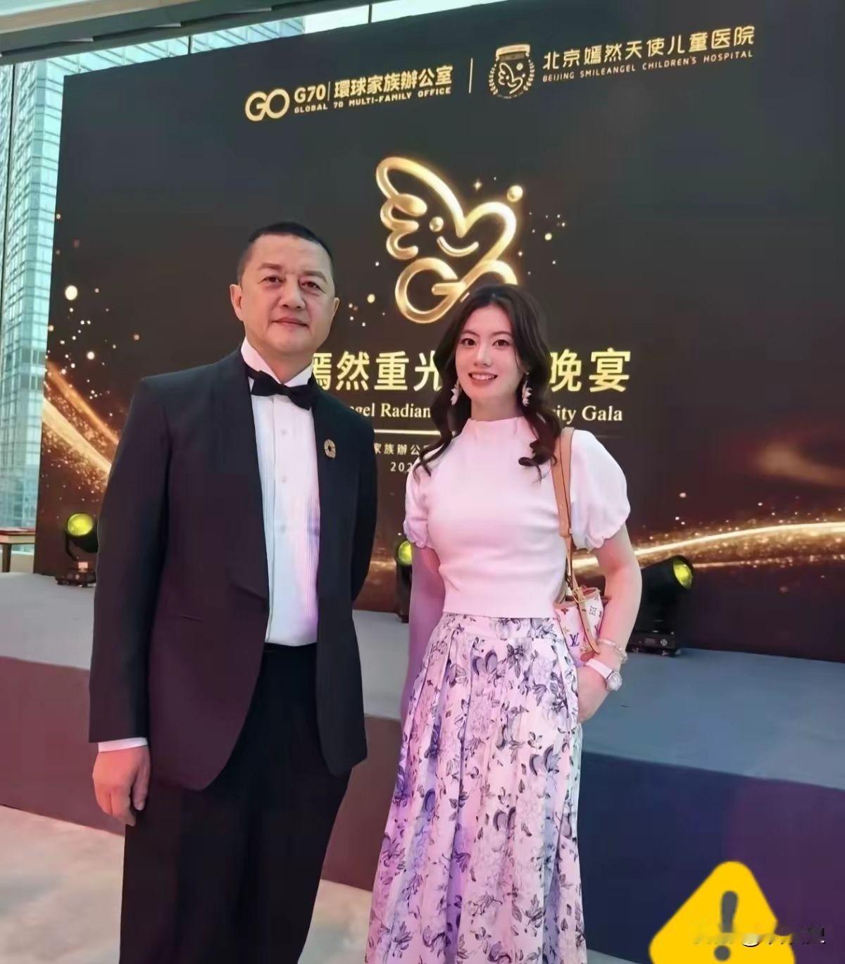 嫣然天使儿童医院的香港晚宴结束后，李亚鹏筹到300万善款，他在评论区回复网友说：