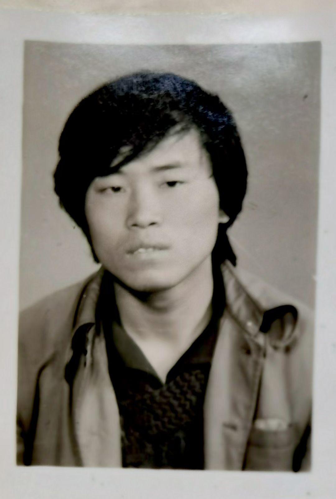 我大学毕业的时候，没有毕业典礼，只有政治学习。没见过毕业典礼是什么样。开学时很风