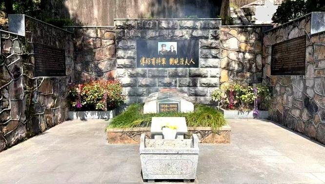 照片——名人们的身后事（66）

图一：
傅绍甫、刘晓滢夫妇合葬墓
傅绍甫（19
