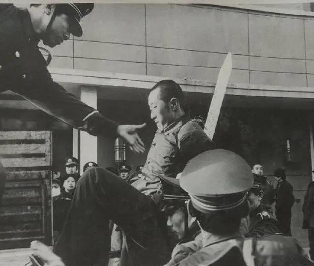 1983年，我的一个好朋友用气枪打死邻居家的一只鸡，被判了5年徒刑。这根本不算什
