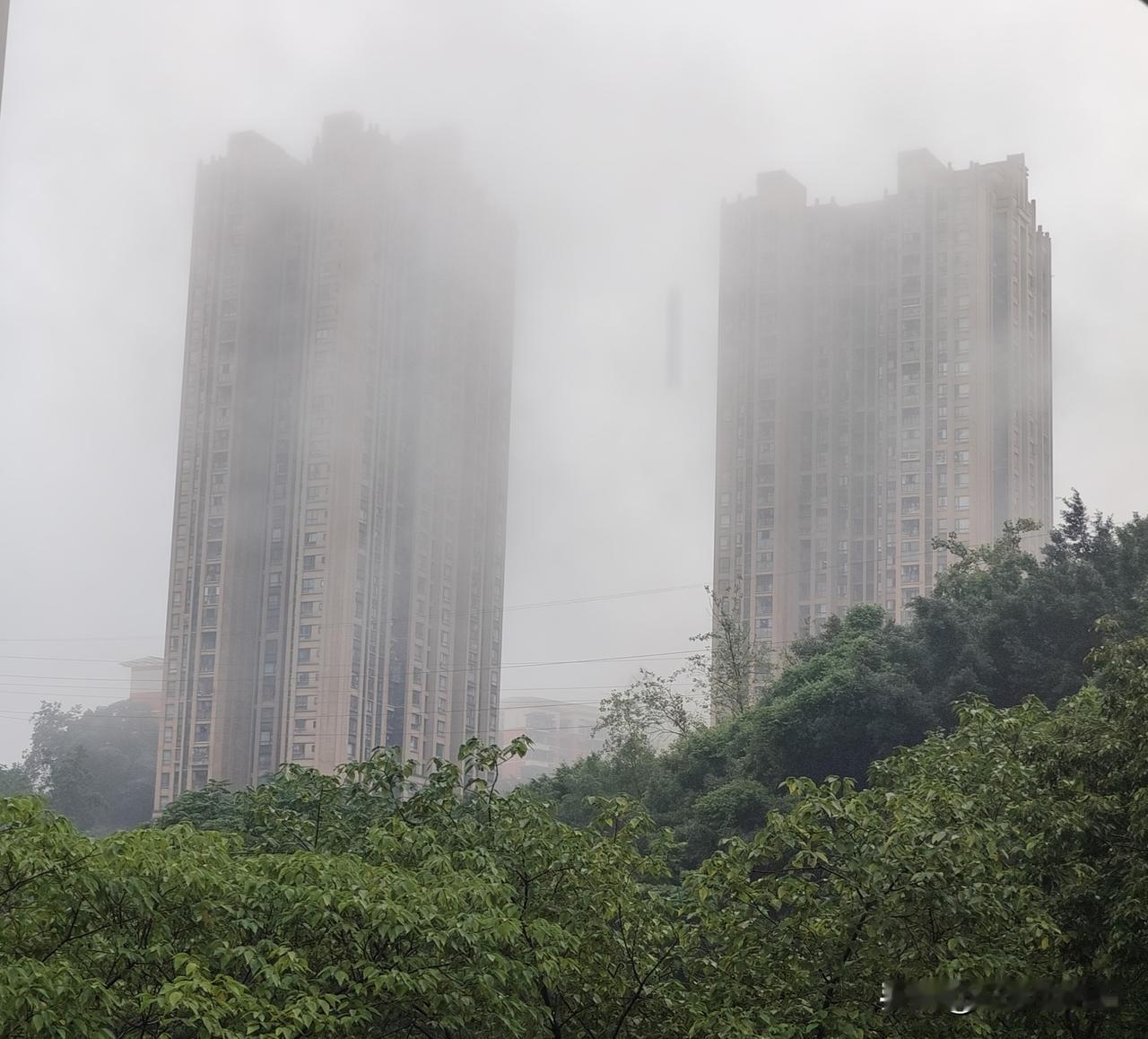 早晨又静坐了十几分钟感觉在云里，听着雨声渐渐远去，如同幽谷回荡着梵音～
阴符经云