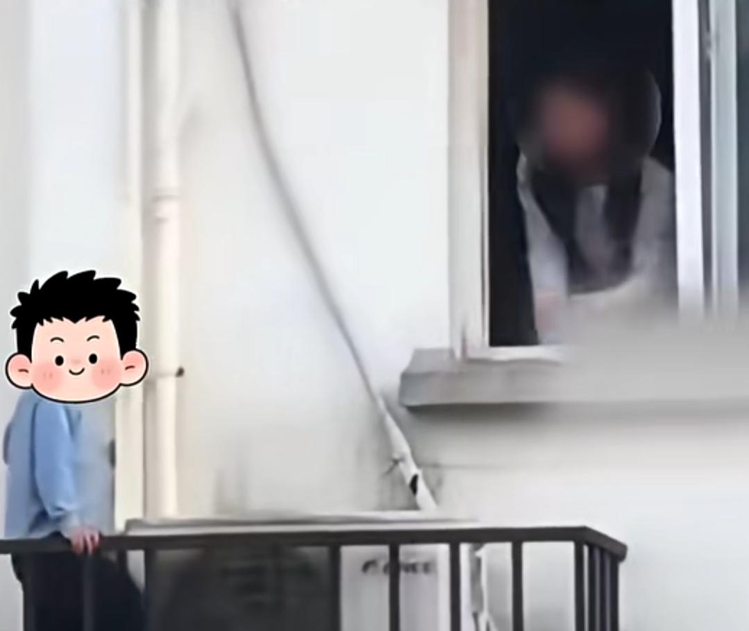 4月24日江苏，一段惊险画面让人揪心不已。一名孩童贪玩，独自翻出高层住宅阳台外侧