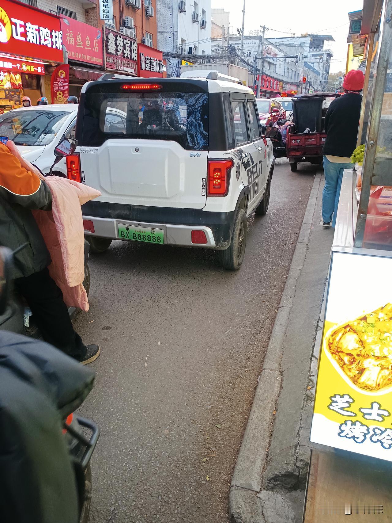 大街上看到一辆老头乐，外形酷似路虎车，车牌最亮眼。五个八，好牛的车牌，初看觉得和