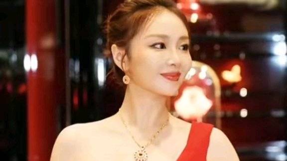 现在全网最懵的人，估计就是高叶了！ 
她怎么也没想到，跑了十几年龙套、演了半辈子不起眼的配角，
人到
