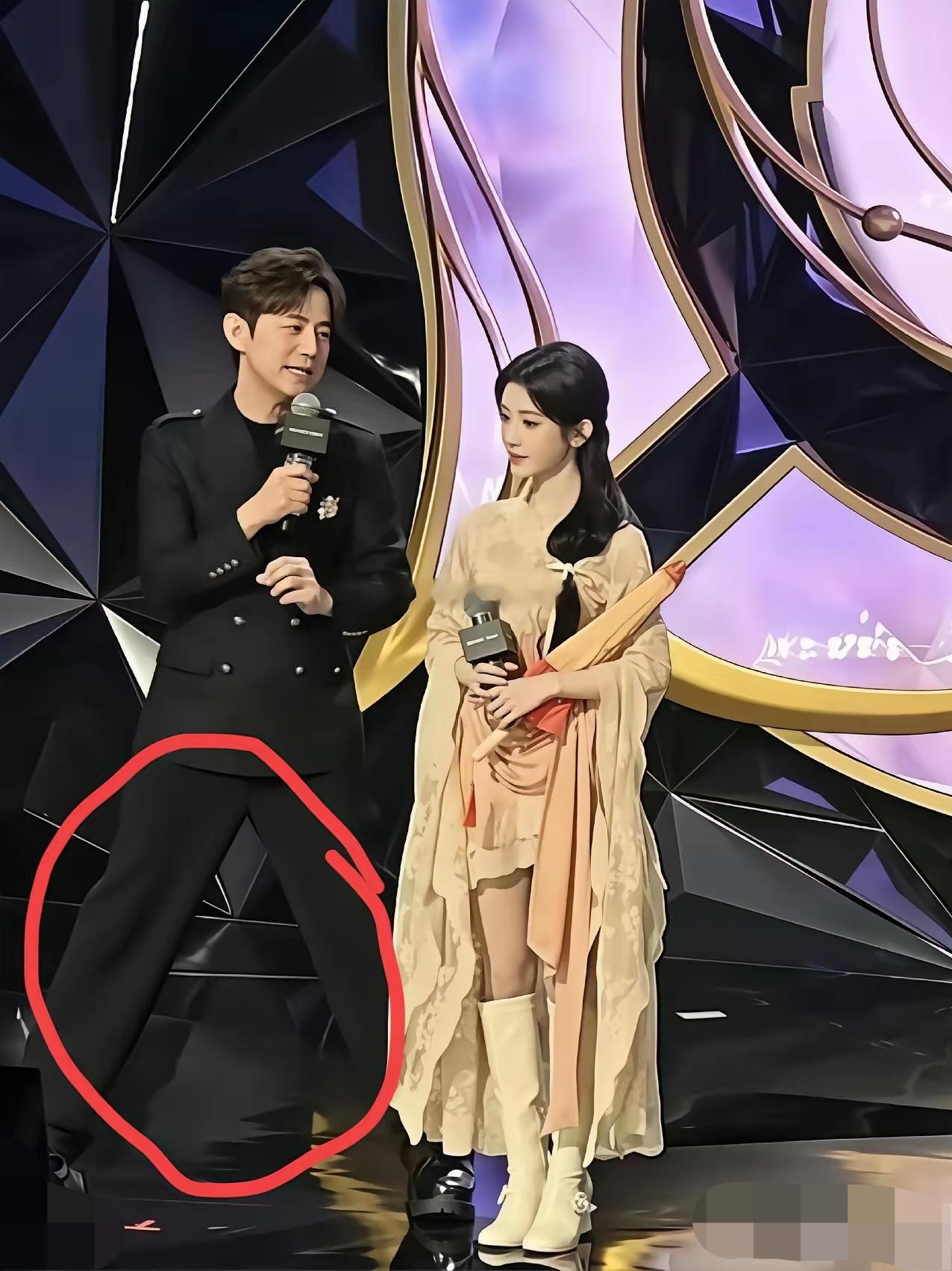 这位主持人是谁，即聪明又暖心，这个举动你明白是什么意思吗？