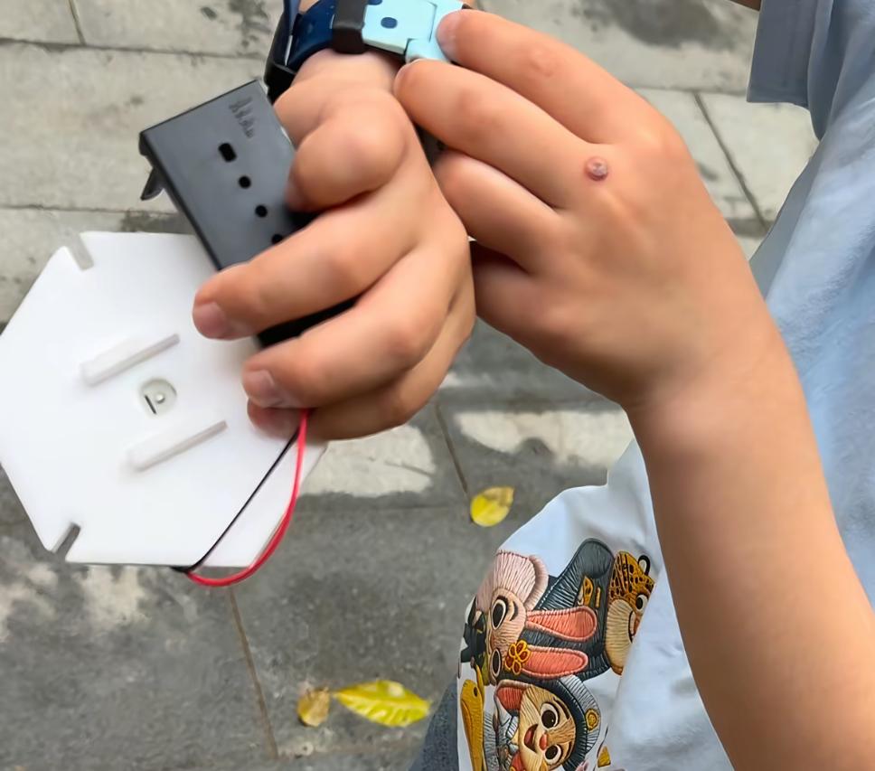 未经别人允许，将人家自行车给骑走，请问这不是偷，是什么？
4月4日广东一女子的自