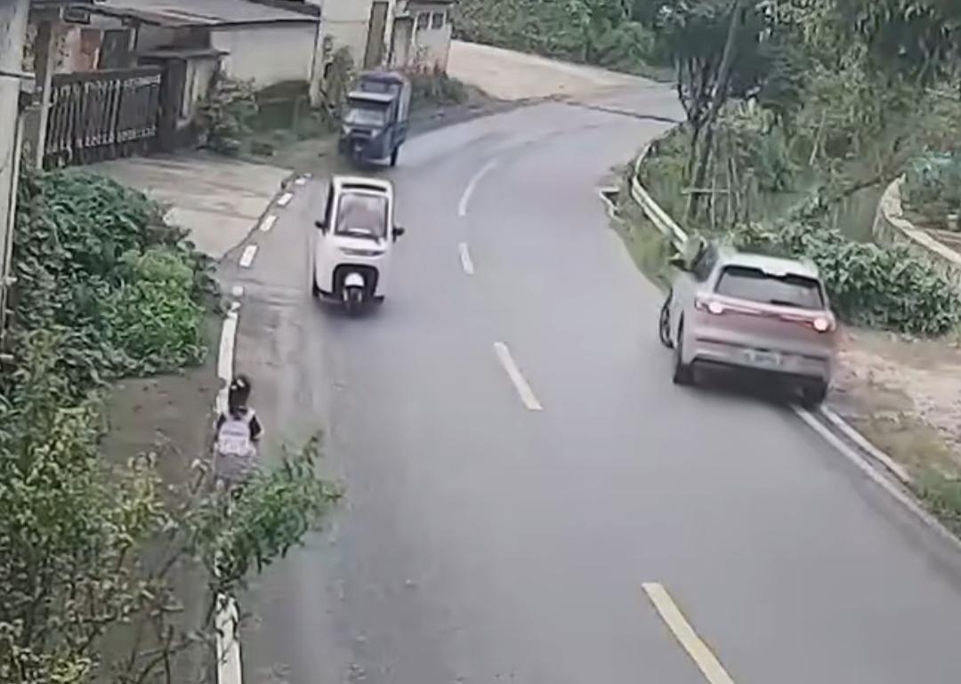 女孩放学无人接迷路，下班辅警暖心护送回家
 
近日，湖州安吉的公路上发生了一件暖