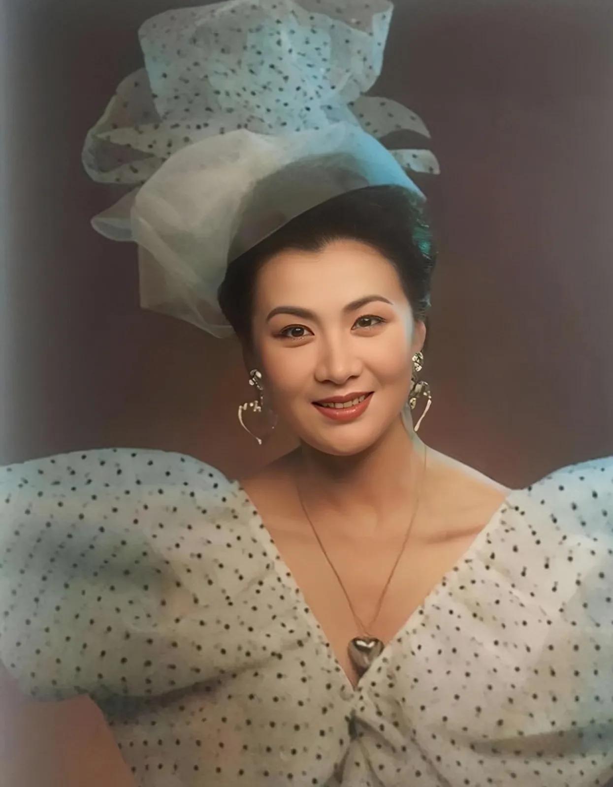 她是60后女演员里我认为最美丽的最有气质的女演员，年轻时的她惊为天人，圆脸大眼睛