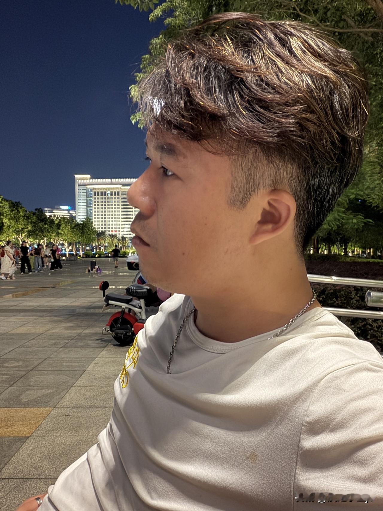 人到中年的生活

中年，就是站在中间的年纪。往上要赡养老人，往下要操心孩子，肩上