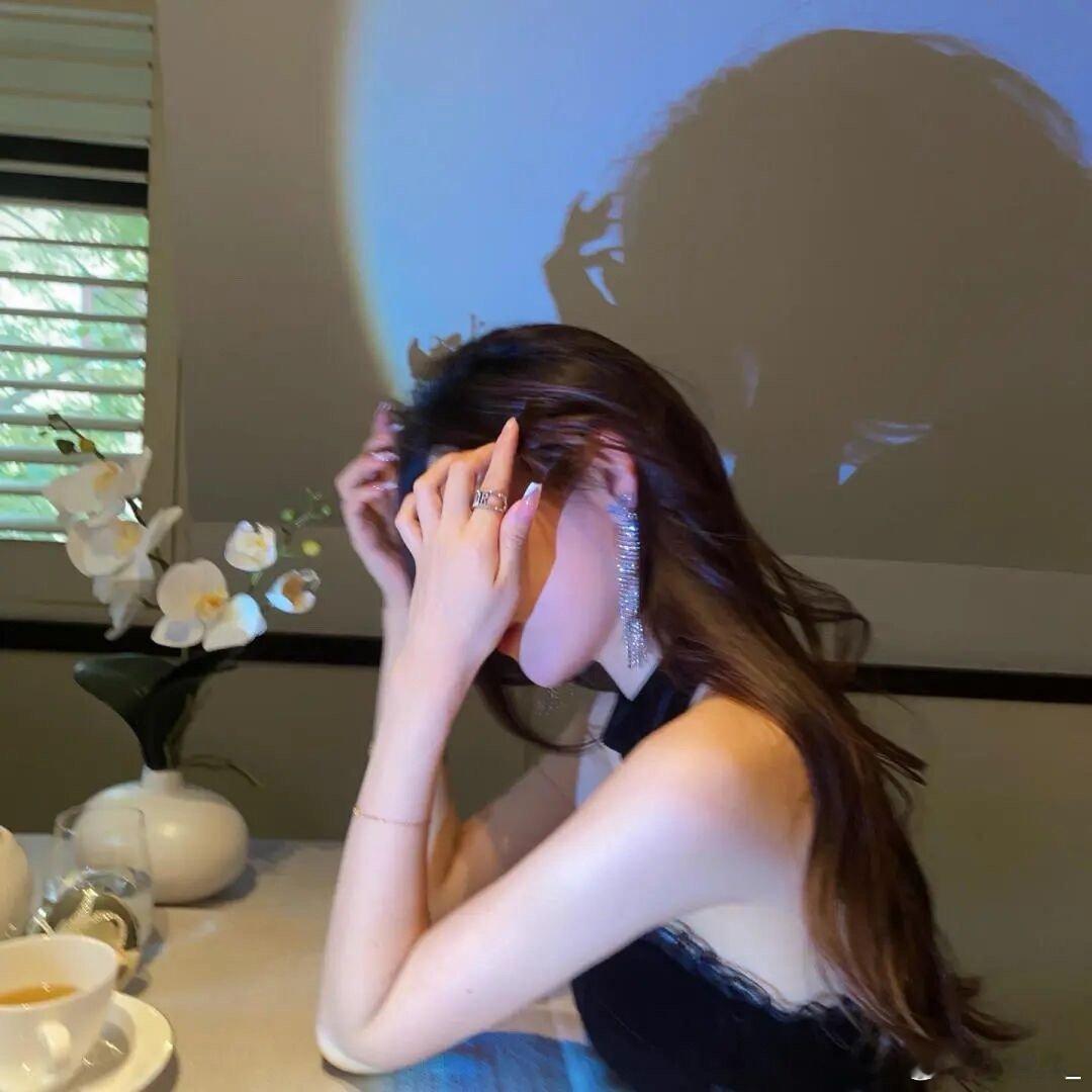 消耗你的关系，要断；伤害你的人，要舍；困住你的念头，要离，成年人最好的自律就是学