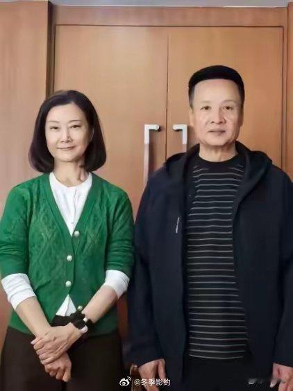 网友分享：60岁的宋祖英和69岁的闫维文的近照，二人状态都挺不错。你还记得他们年