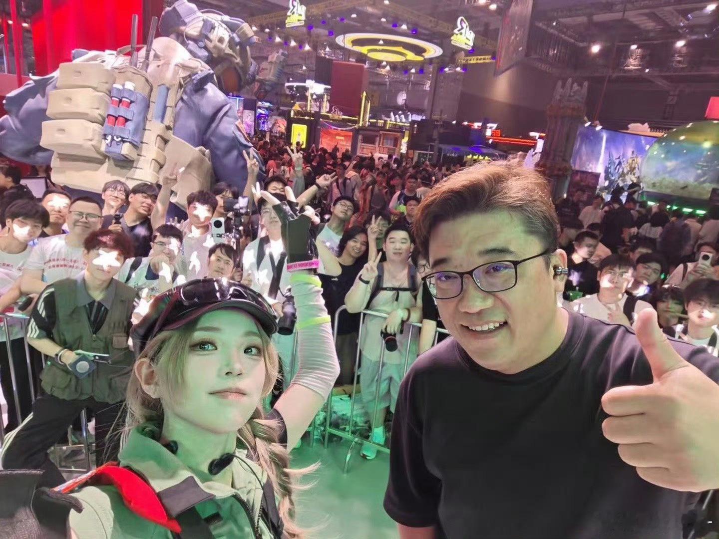 欣小萌空降BW2026热舞同频这支线下版《同频》迅速在社交平台出圈，流畅舞台搭配