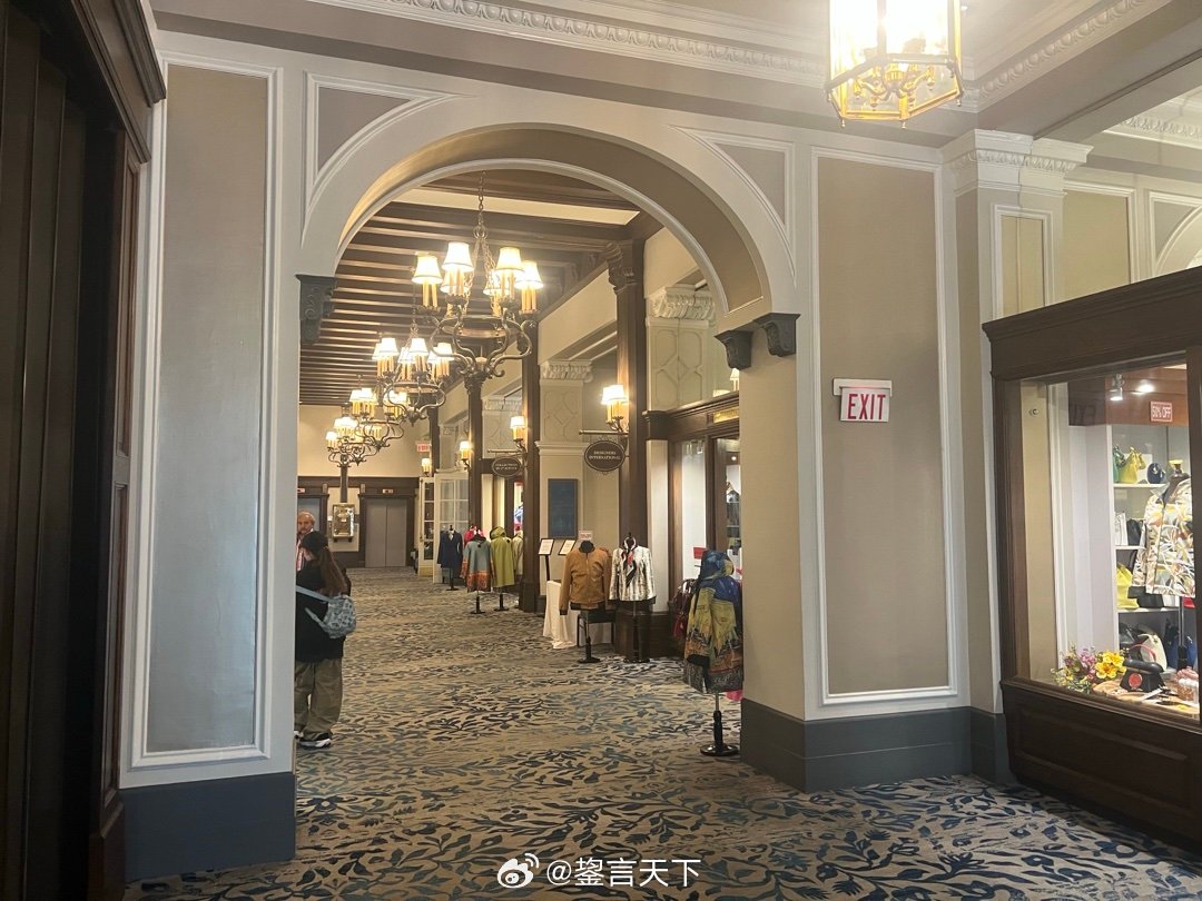 Fairmont女皇酒店里的店铺。 