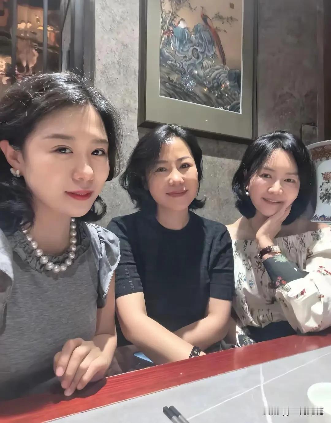 闺蜜聚会，共享美好时光👭💕中年女人如何穿搭显高级,优雅?