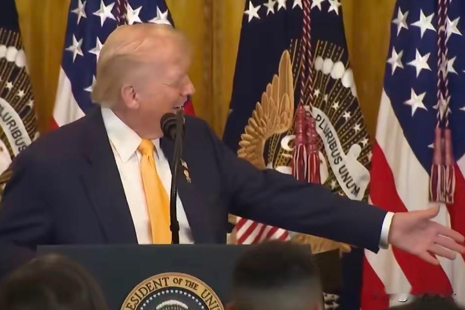 就在刚刚，特朗普评拜登：“我们有过一个白痴当总统。他根本算不上总统。首先，他根本