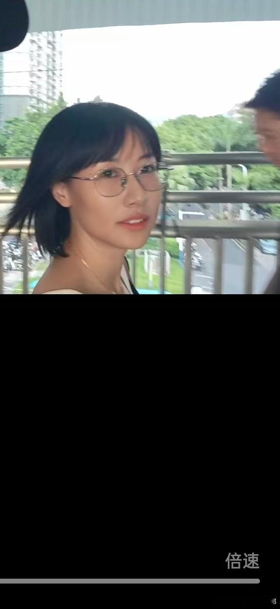 看到视频素材才发现自己脖子前倾好严重富贵包好像也出来了😯这就是上了年纪的女人嘛