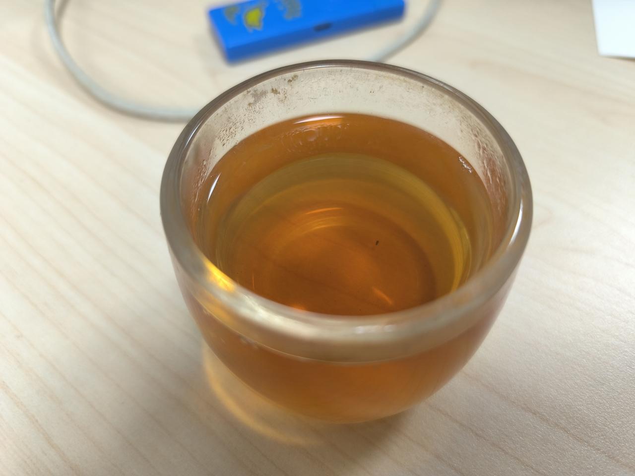 我认为不愿意，为什么不换一换，给自己一个新的生活。人都是要生活的。