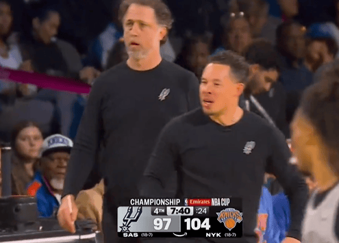 米奇叫暂停怒喷裁判：这比赛判罚他X的太离谱了