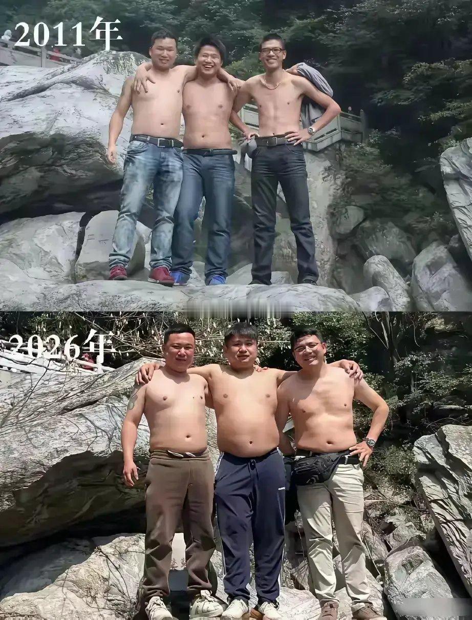 唯一不变的是背景里的红衣女子… 